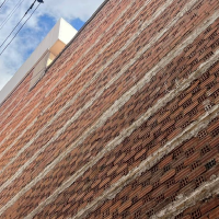Intervienen en una iglesia cacereña para retirarle el amianto de su fachada