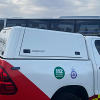 La Cruz Roja reparte agua a los pasajeros de un autobús averiado en la N-432