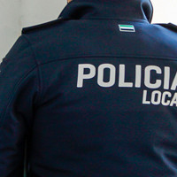 Un joven hospitalizado tras un choque entre una moto y un coche en Cáceres