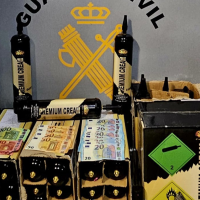 La Guardia Civil incauta cerca de 50 botellas de "gas de la risa" en un local de ocio