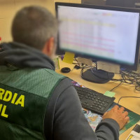 Intervienen lingotes de oro, piedras preciosas, 13.000 €, coches y un arma corta
