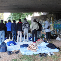 Los desalojados de la estación de autobuses acampan en el paseo del Rivillas