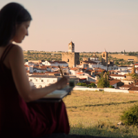 Turismo impulsa una nueva colaboración con la ilustradora extremeña Alicia Aradilla