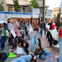 Protesta en Badajoz contra Juan Soto Ivars durante la firma de su libro