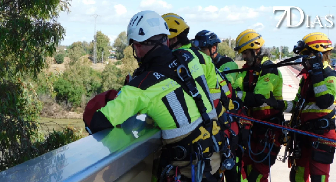 Los bomberos se forman para rescatar a personas en el Puente Real