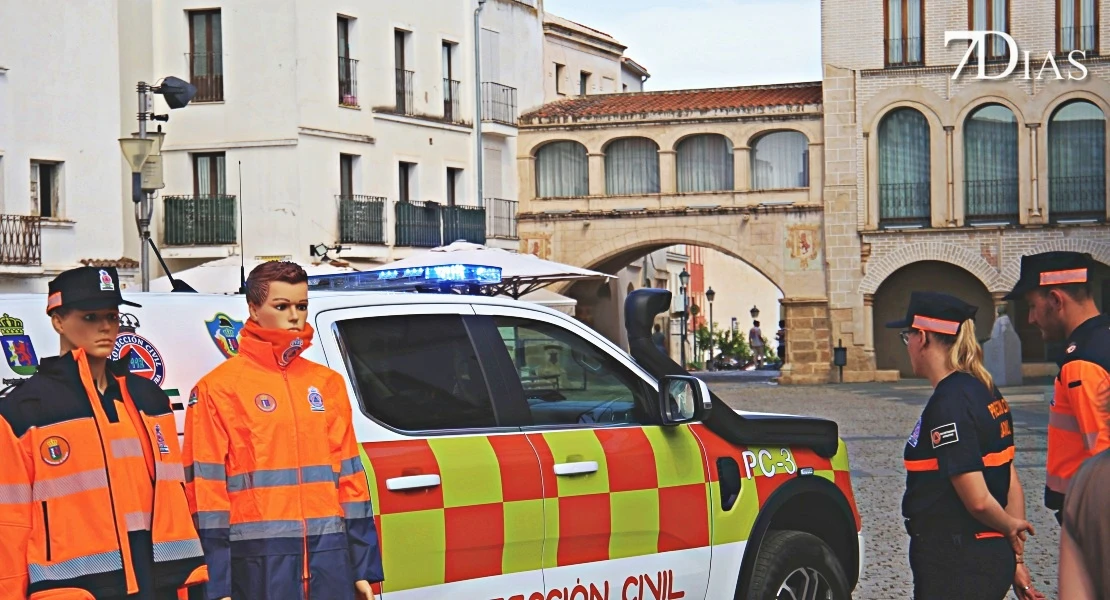 Renovación de vehículos y uniformes de la agrupación de Protección Civil de Badajoz