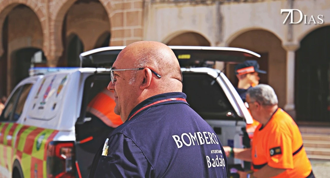Renovación de vehículos y uniformes de la agrupación de Protección Civil de Badajoz