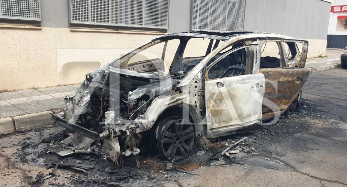 Arde otro vehículo esta madrugada en las calles de Badajoz