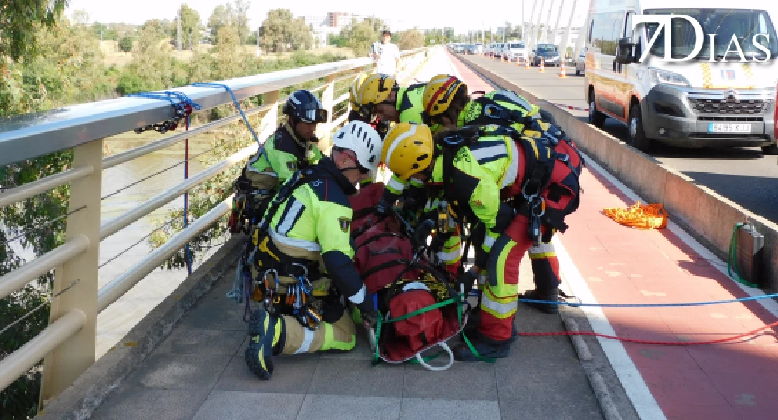Los bomberos se forman para rescatar a personas en el Puente Real