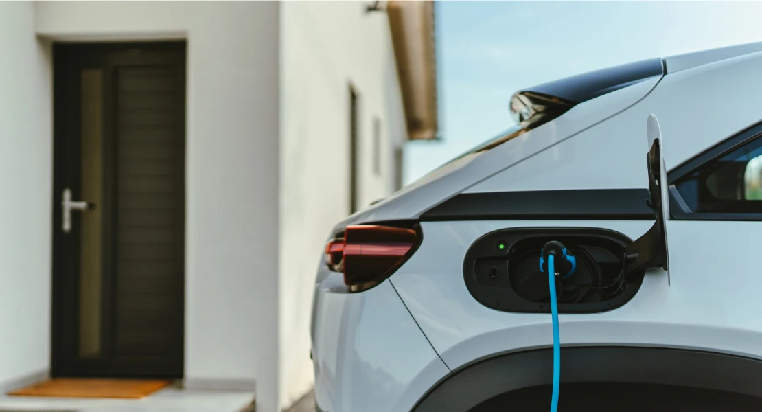 La gran diferencia económica entre asegurar a todo riesgo un coche eléctrico y uno de gasolina
