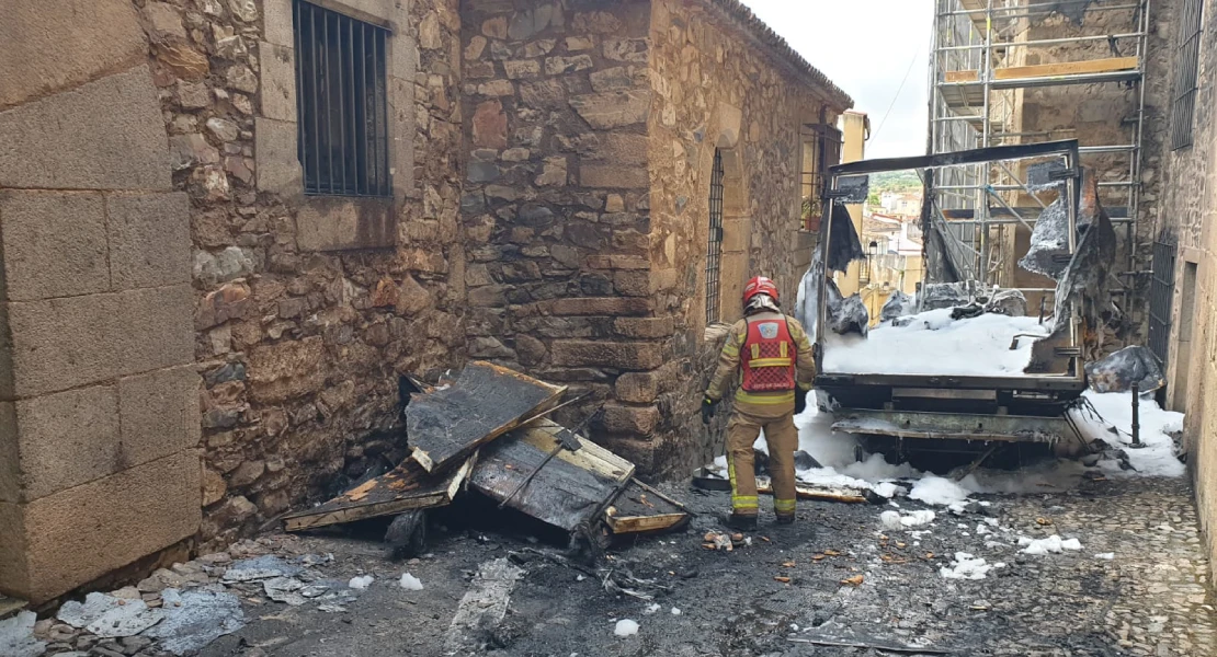 Arde un camión en el casco histórico de Cáceres: desalojan varios edificios