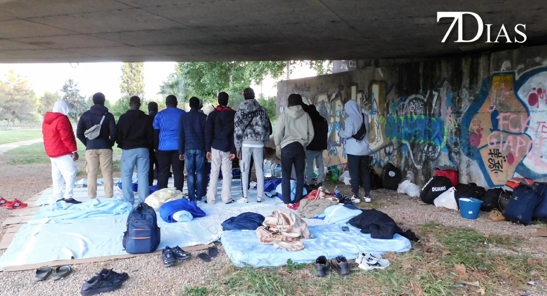 Los desalojados de la estación de autobuses acampan en el paseo del Rivillas