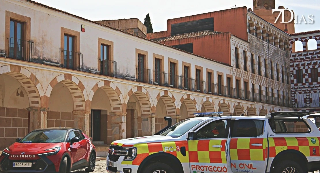Renovación de vehículos y uniformes de la agrupación de Protección Civil de Badajoz