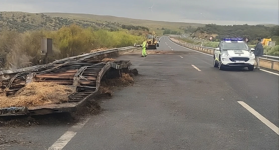 Continúa cortada la A-66 por el incendio de un camión: indican desvío alternativo