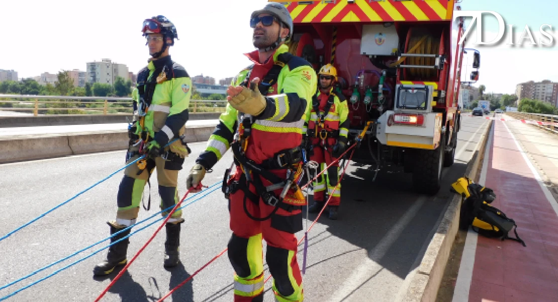 Los bomberos se forman para rescatar a personas en el Puente Real