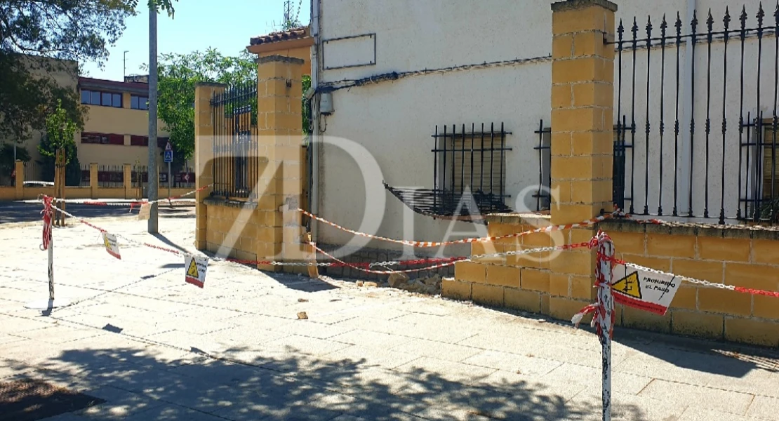 Se empotran de madrugada contra la fachada de la consejería de Agricultura en Badajoz