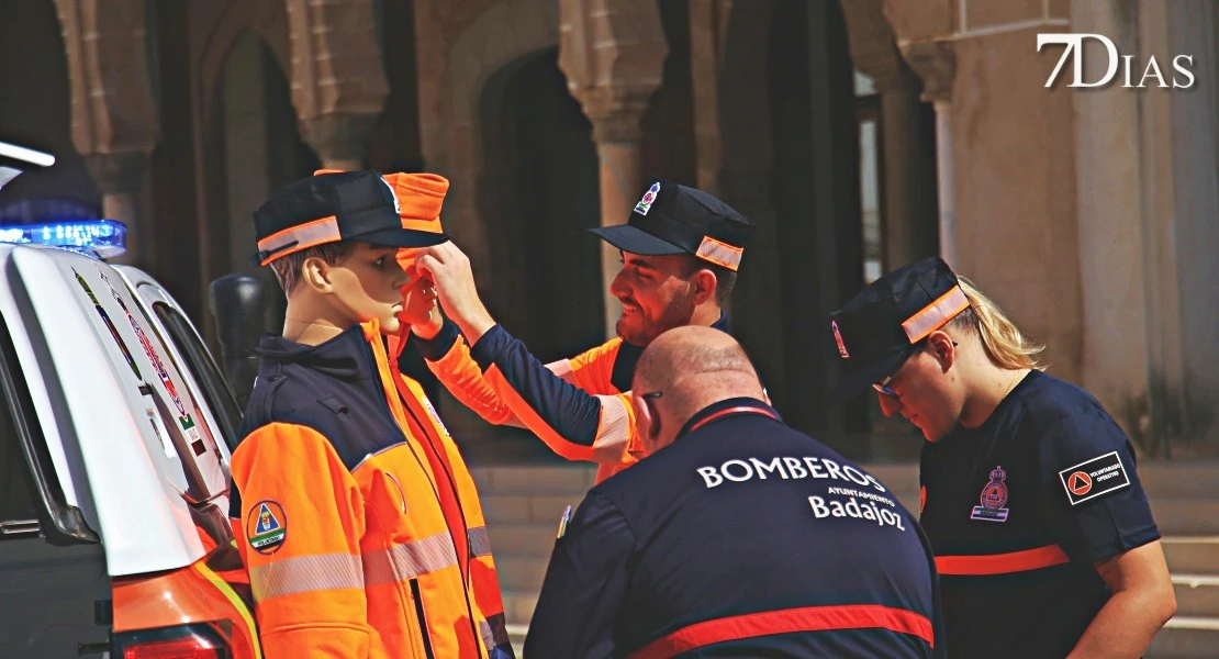 Renovación de vehículos y uniformes de la agrupación de Protección Civil de Badajoz