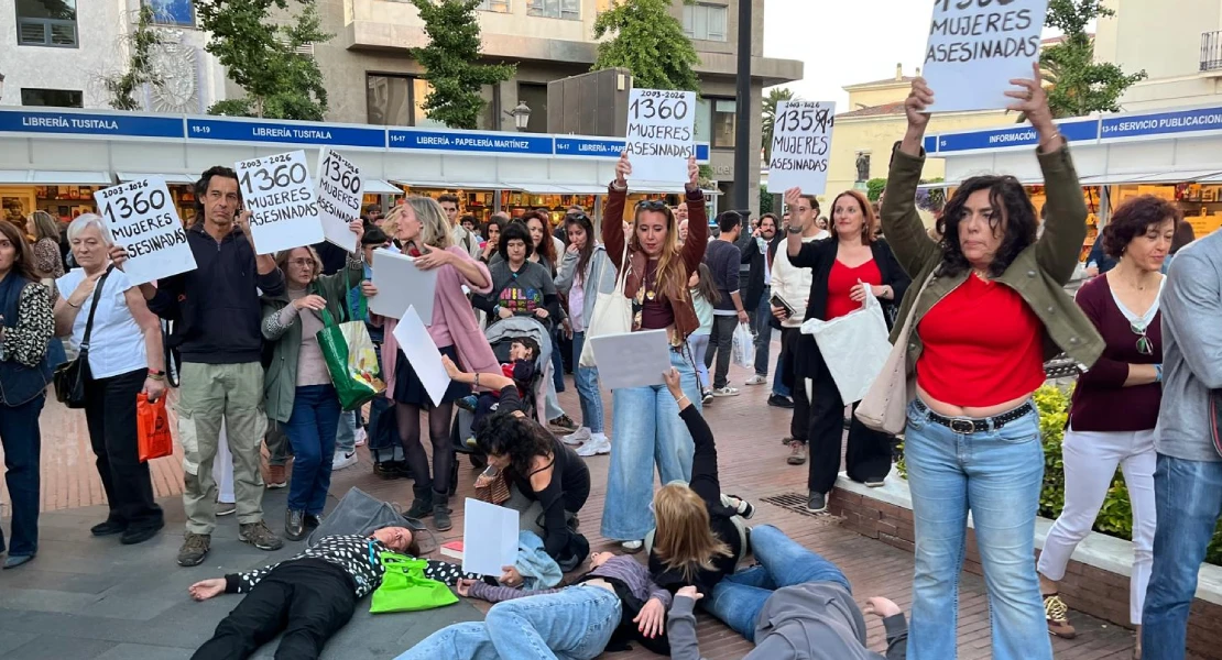 Protesta en Badajoz contra Juan Soto Ivars durante la firma de su libro