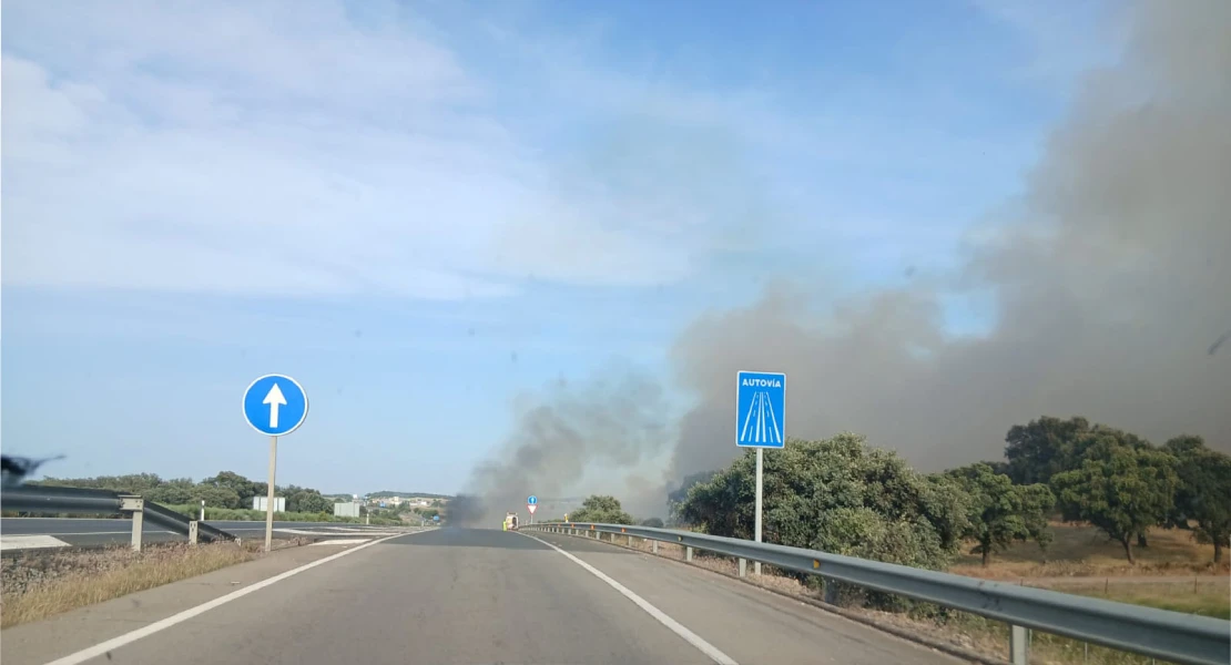 El incendio forestal de Navalmoral obliga a cortar la EX-118