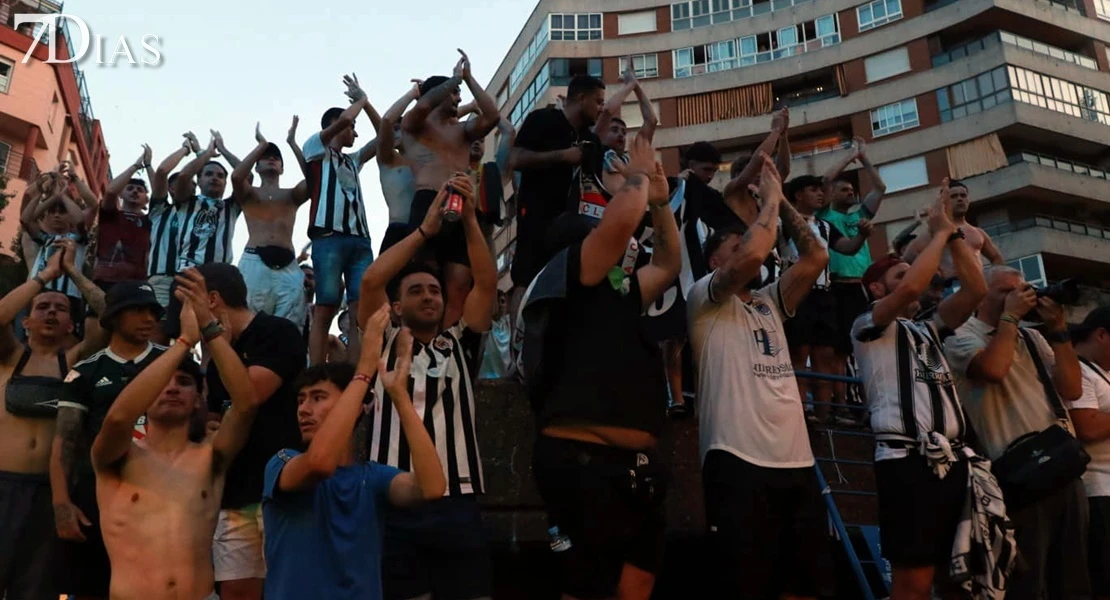 El CD Badajoz celebra el ascenso con sus aficionados