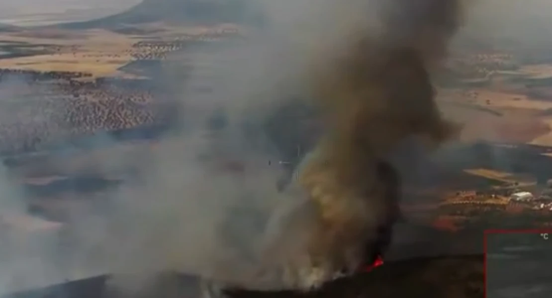 Puerto Hurraco en alerta por el incendio de Castuera: recomiendan cerrar puertas y ventanas