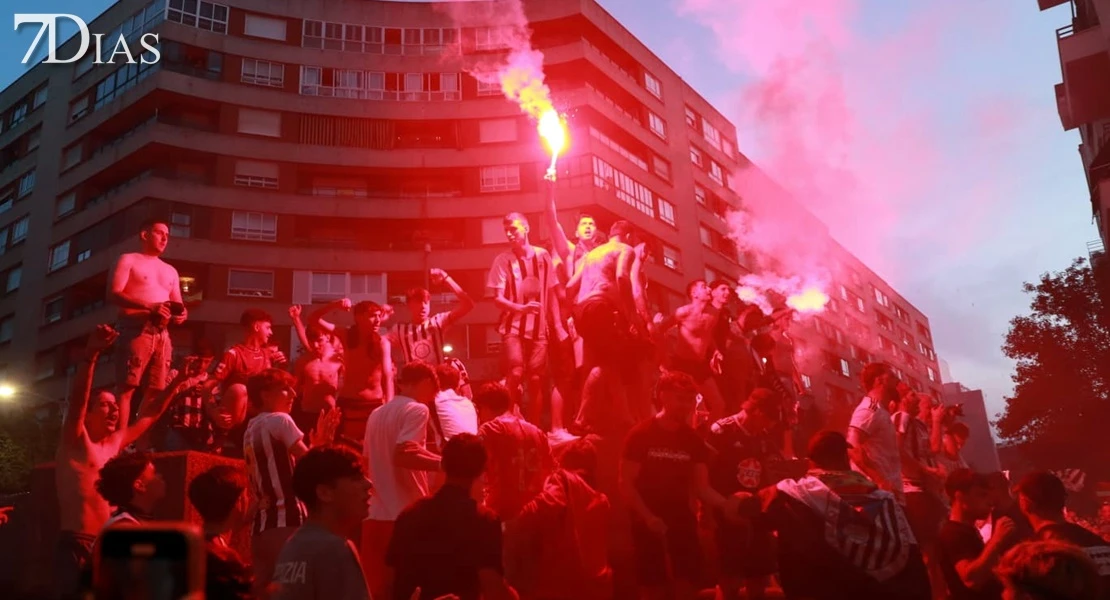 El CD Badajoz celebra el ascenso con sus aficionados