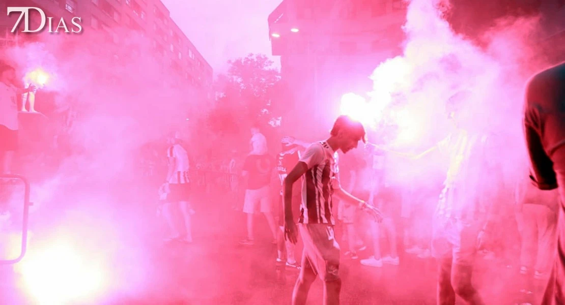 El CD Badajoz celebra el ascenso con sus aficionados