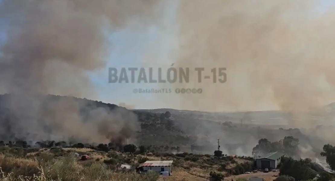 Un incendio se acerca a viviendas en la provincia de Cáceres: activado el nivel 1 de peligrosidad