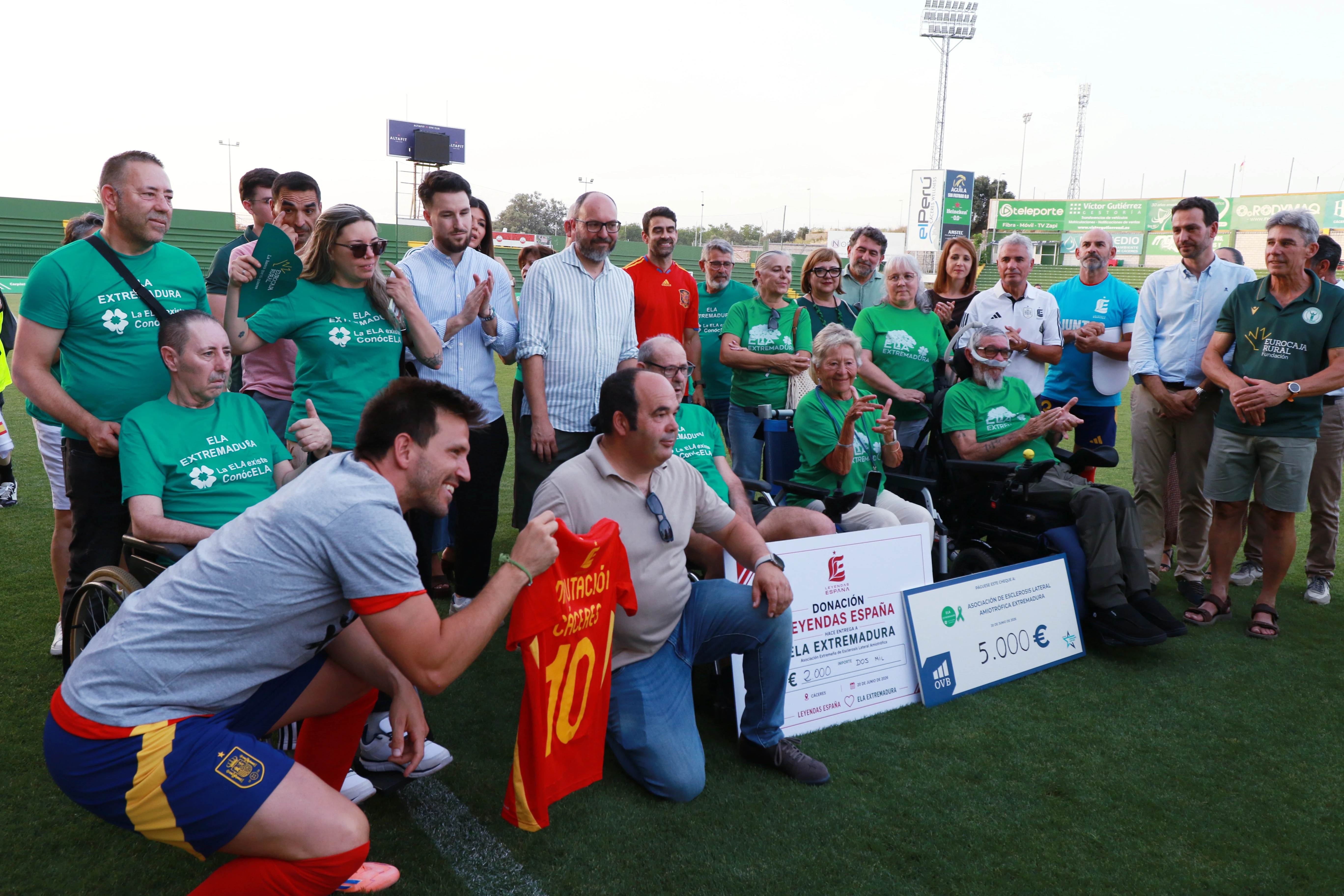 Leyendas, deporte y solidaridad: así se vivió el partido por la ELA en Cáceres