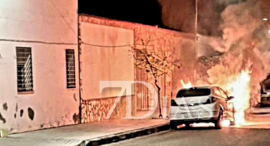 Arde un coche de madrugada en la pedanía pacense de Novelda del Guadiana