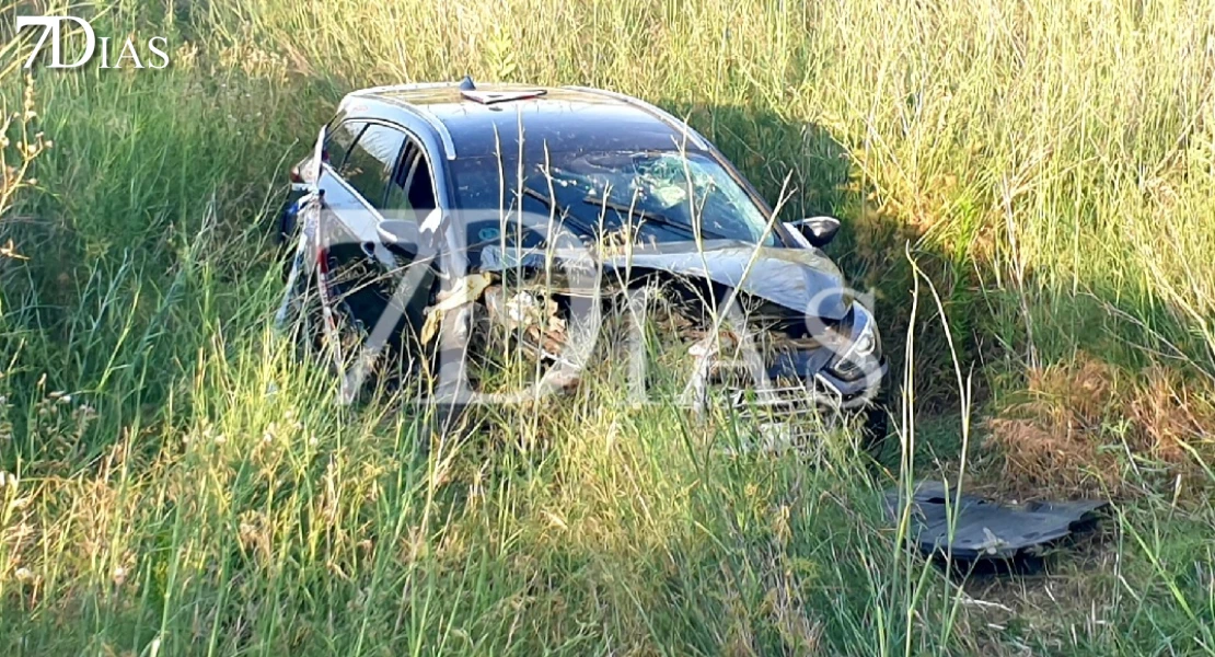 Un vehículo cae por un terraplén a la salida de Badajoz