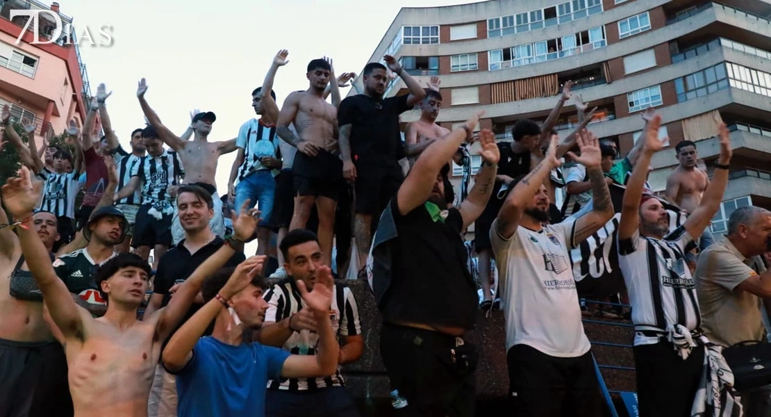 El CD Badajoz celebra el ascenso con sus aficionados