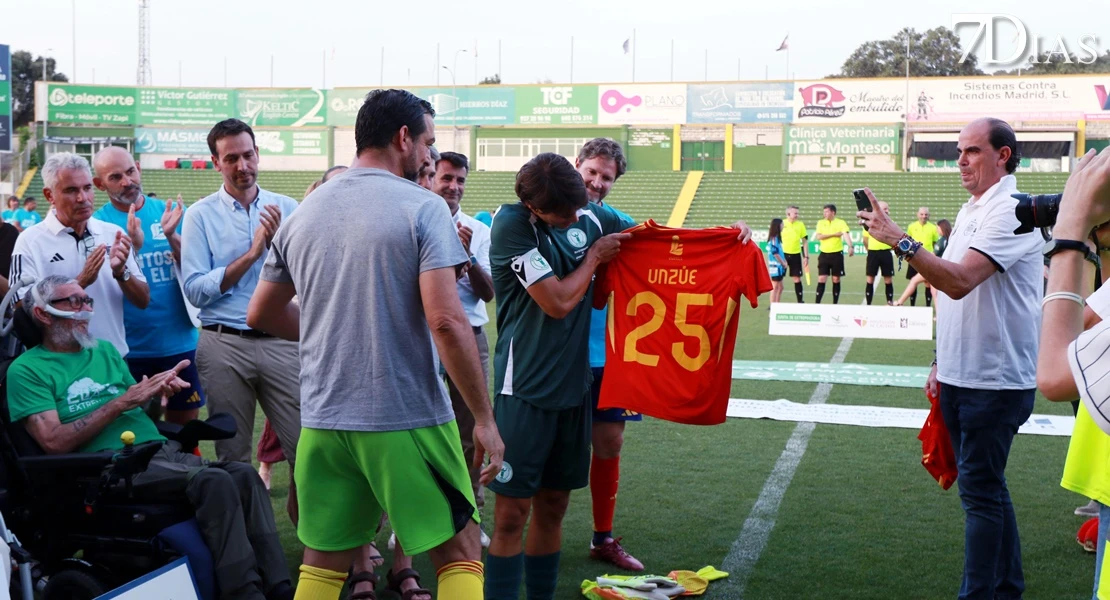 Leyendas, deporte y solidaridad: así se vivió el partido por la ELA en Cáceres