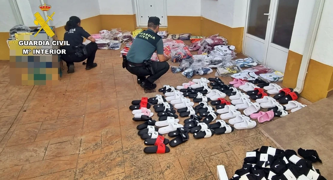 La Guardia Civil interviene casi 1.200 productos falsificados en el mercadillo de Aceuchal