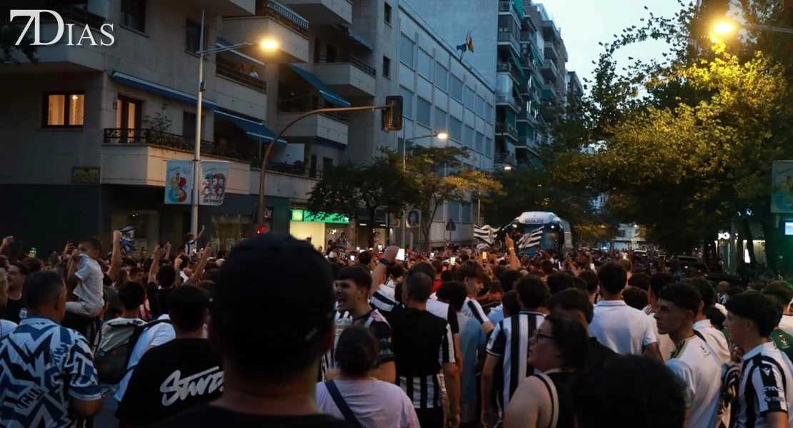 El CD Badajoz celebra el ascenso con sus aficionados