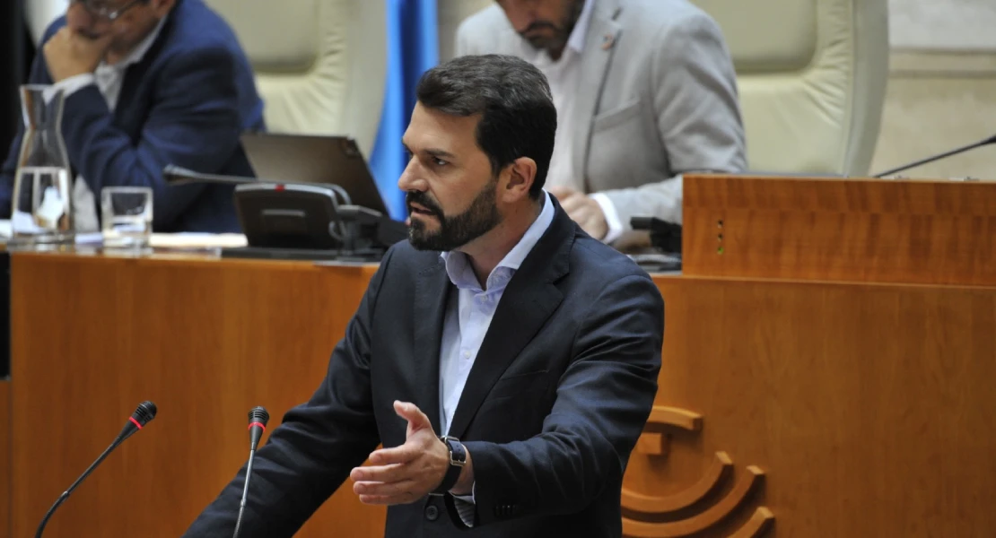 El PSOE ofrece salvar las cuentas extremeñas a cambio de romper con Vox