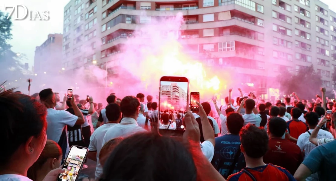 El CD Badajoz celebra el ascenso con sus aficionados