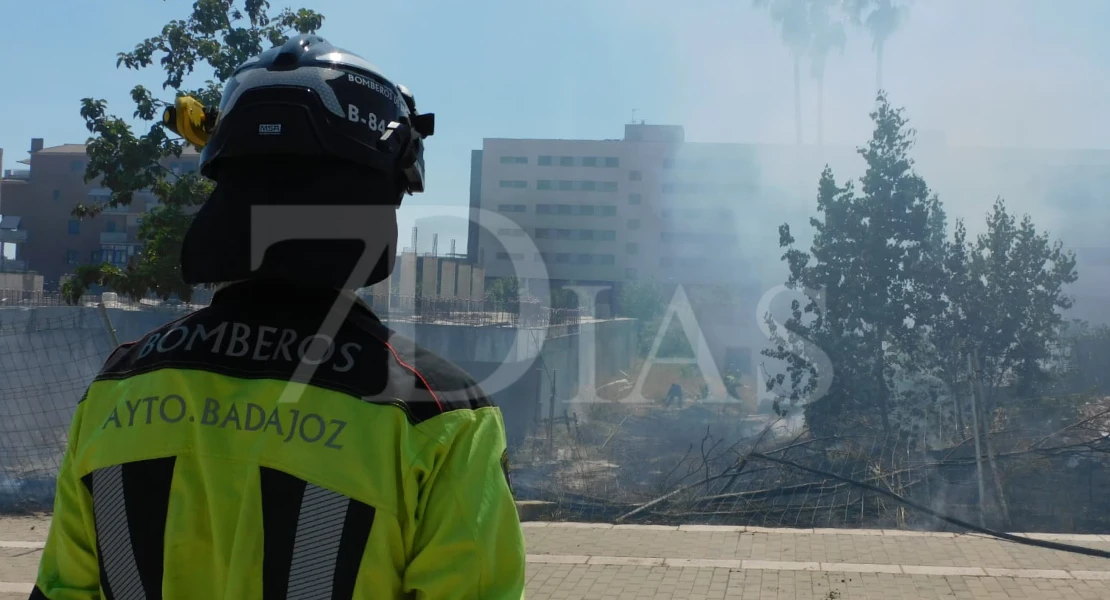 Incendio en las obras de la piscina de la margen derecha de Badajoz