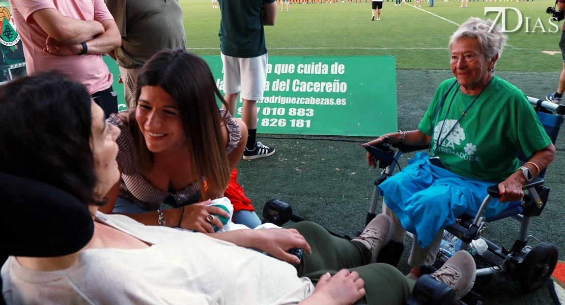 Leyendas, deporte y solidaridad: así se vivió el partido por la ELA en Cáceres