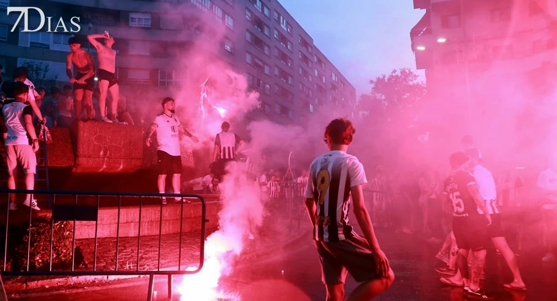 El CD Badajoz celebra el ascenso con sus aficionados