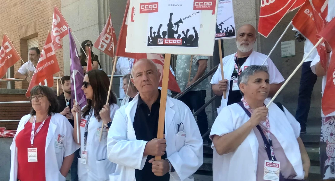 CCOO se concentra para exigir la reclasificación del personal del SNS