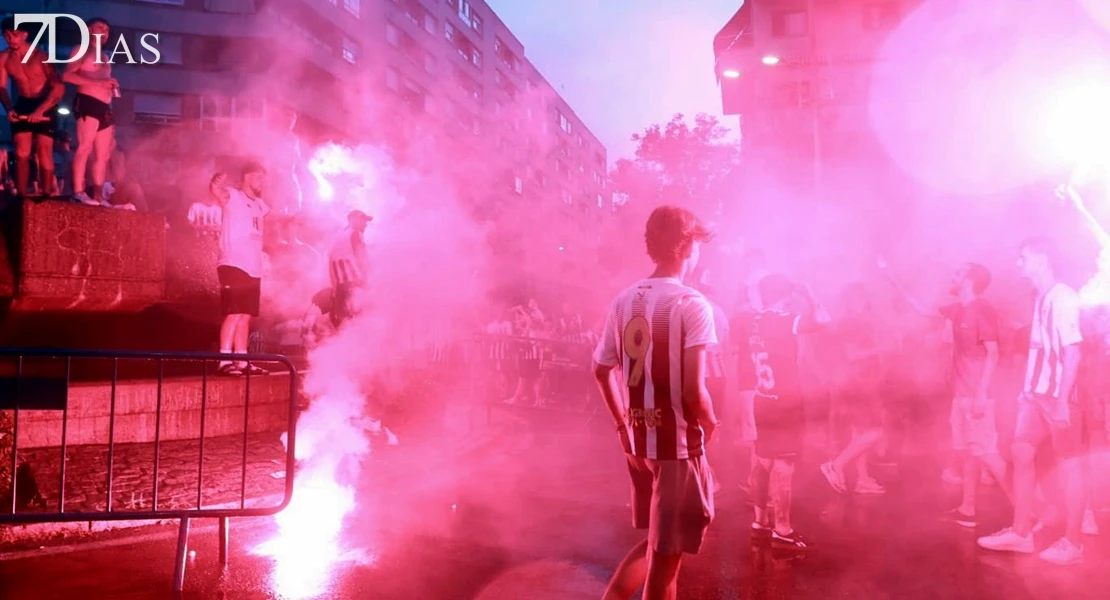 El CD Badajoz celebra el ascenso con sus aficionados