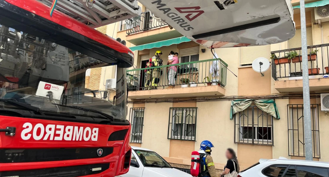 Una niña queda atrapada en un balcón durante un incendio en una vivienda de Cáceres