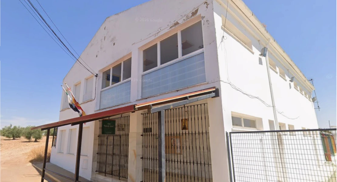 Padres de alumnos denuncian una medida que podría acabar con el colegio de Entrín Bajo