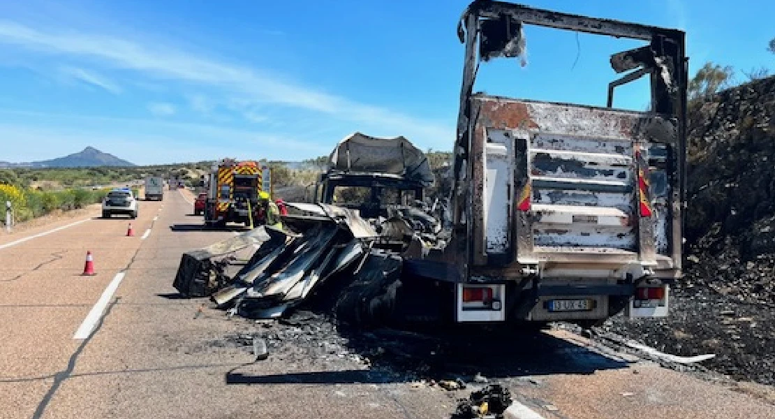 Los bomberos de la Diputación de Cáceres sofocan el incendio de un camión en la A-5