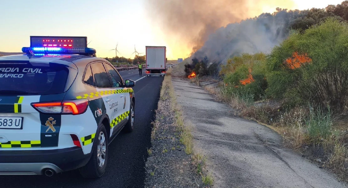 Varios focos de incendio obligan a cortar la A-66 en la provincia de Cáceres