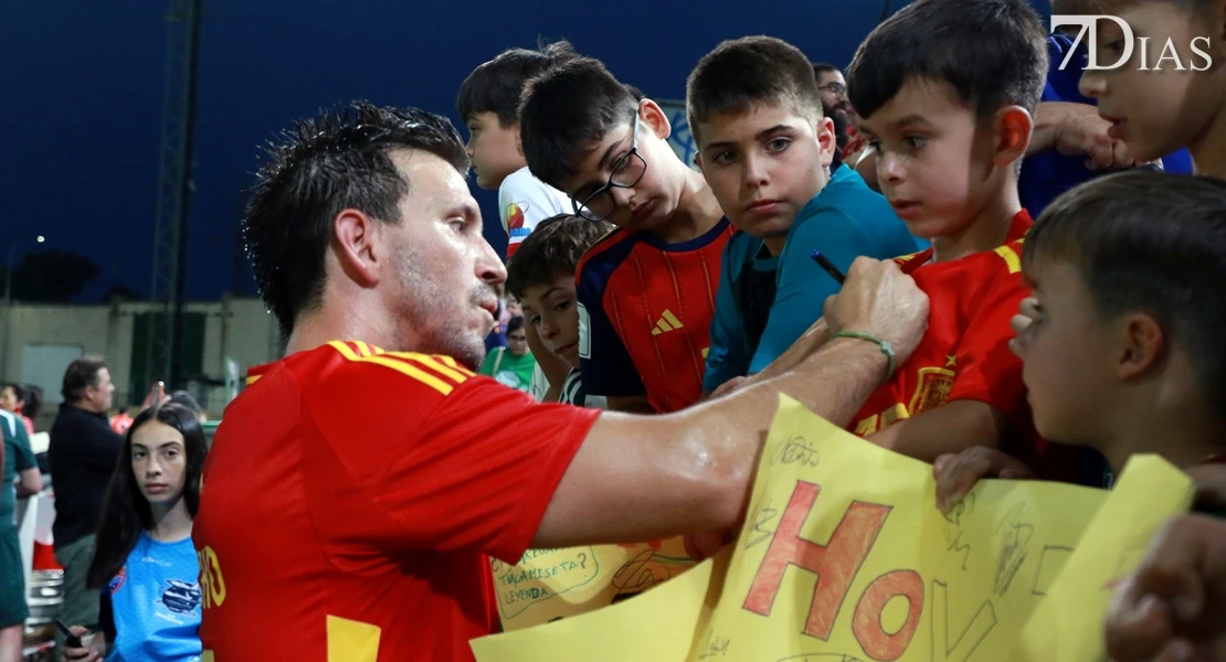 Leyendas, deporte y solidaridad: así se vivió el partido por la ELA en Cáceres