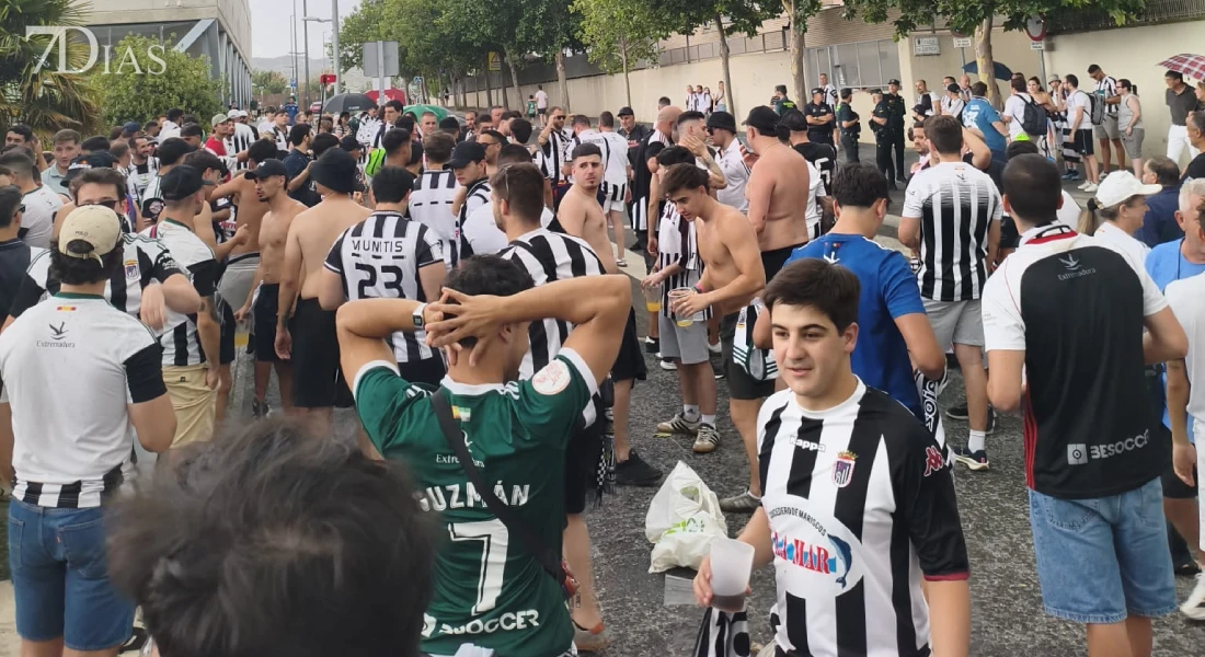 Ambientazo en las calles de Zaragoza para apoyar al CD Badajoz en la final por el ascenso