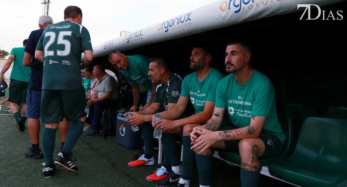 Leyendas, deporte y solidaridad: así se vivió el partido por la ELA en Cáceres