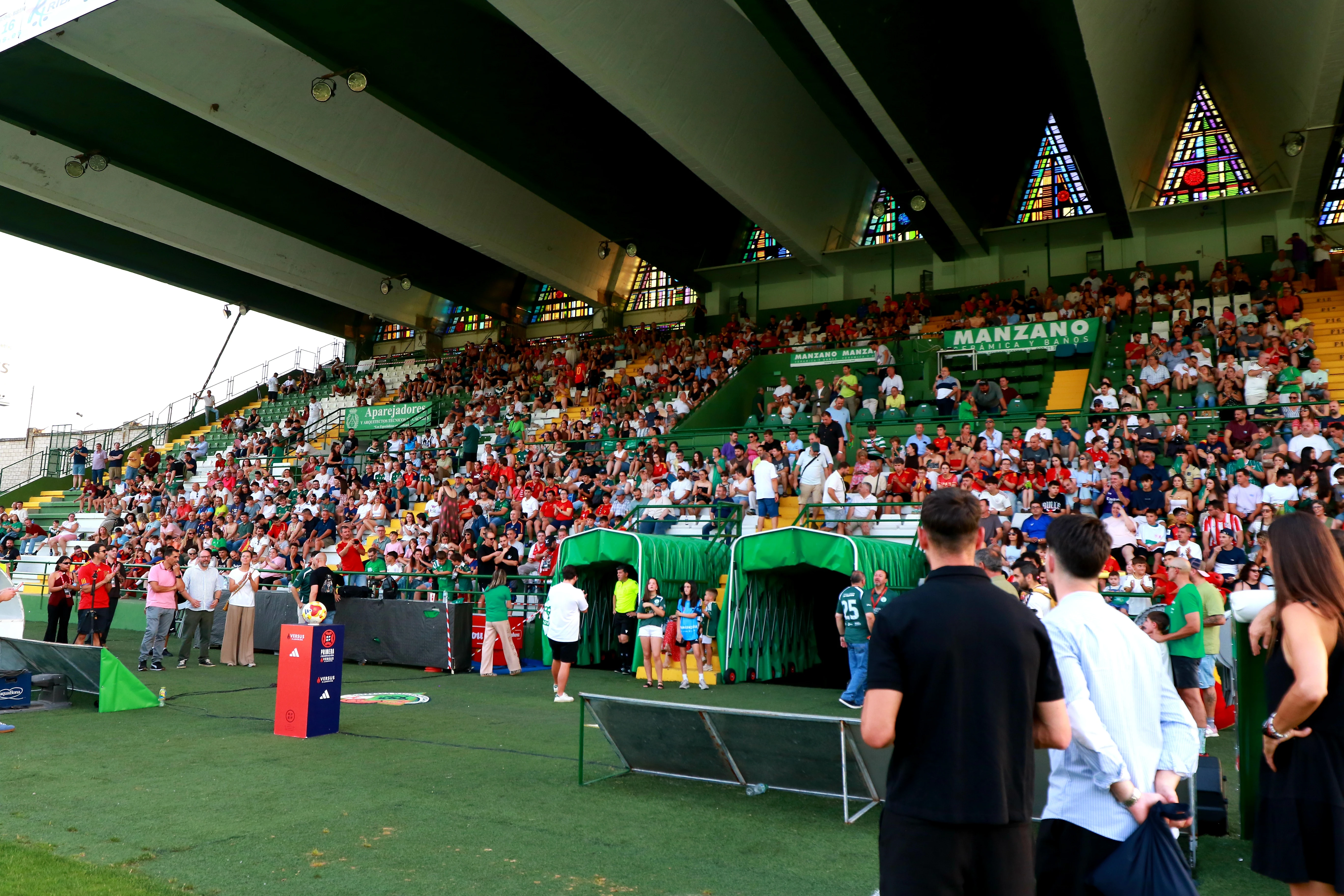 Leyendas, deporte y solidaridad: así se vivió el partido por la ELA en Cáceres